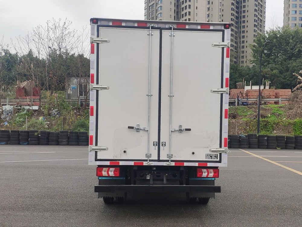 陜汽牌SX5041XXYNP6331廂式運(yùn)輸車(chē)公告圖片