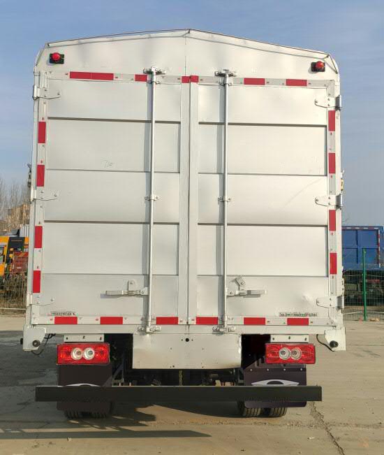 福田牌BJ5046CCY8JBA-50倉(cāng)柵式運(yùn)輸車公告圖片