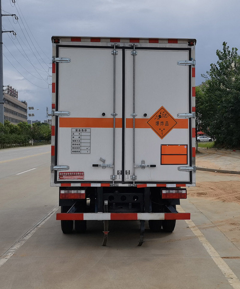 專威牌HTW5045XQYCA6爆破器材運(yùn)輸車公告圖片