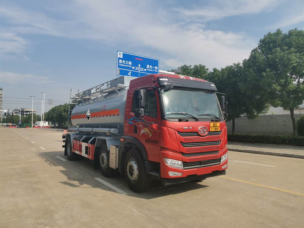 卡特利牌HTT5260GFWCA6腐蝕性物品罐式運(yùn)輸車