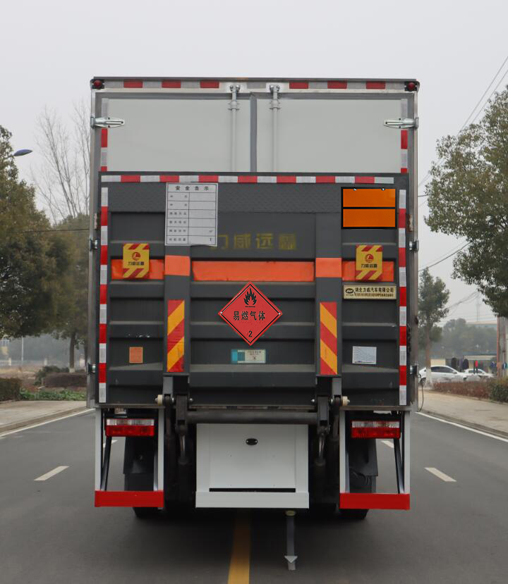 中汽力威牌HLW5180XRQEQ6易燃?xì)怏w廂式運(yùn)輸車公告圖片