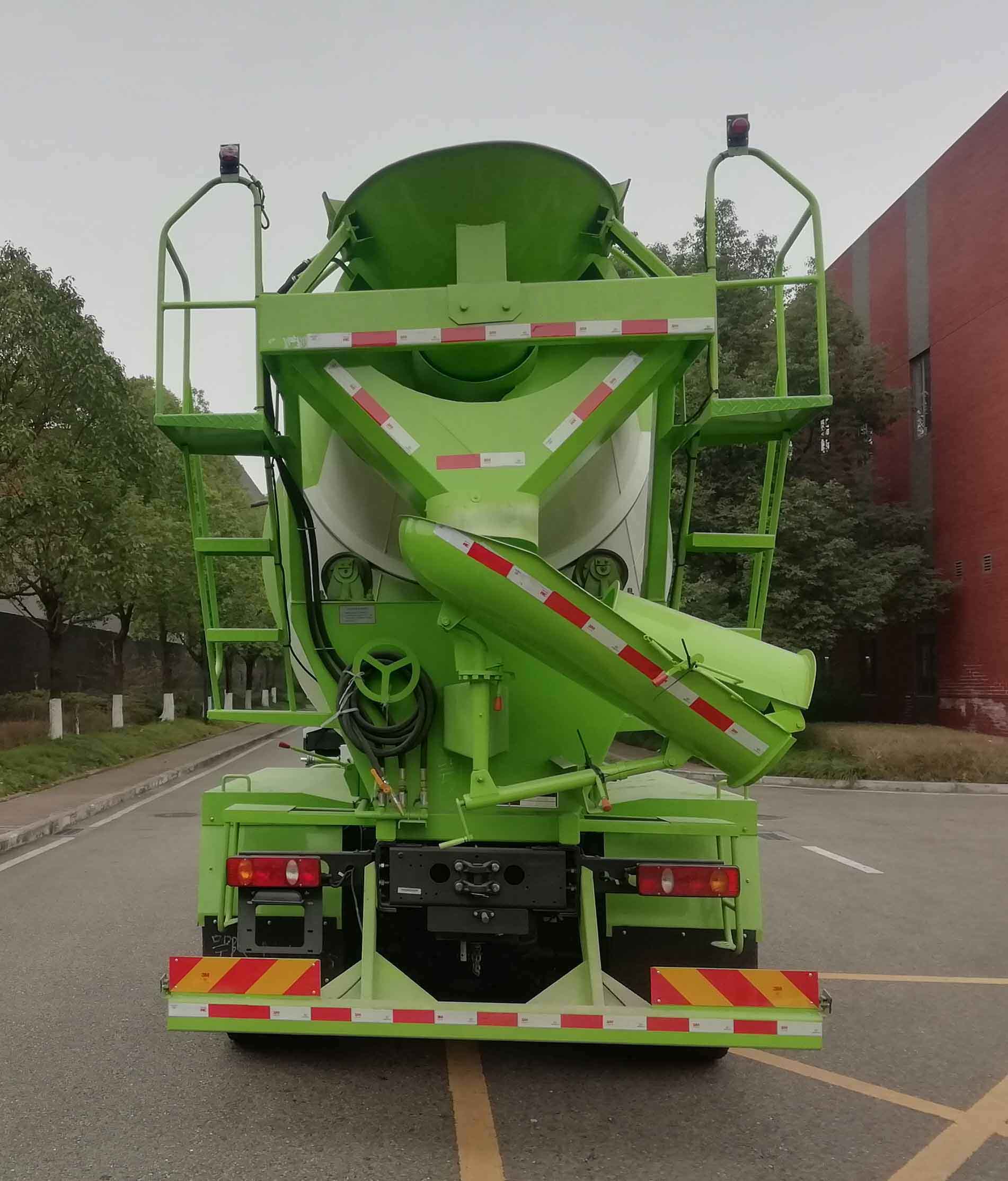 大運(yùn)牌DYQ5243GJBD6DB混凝土攪拌運(yùn)輸車公告圖片