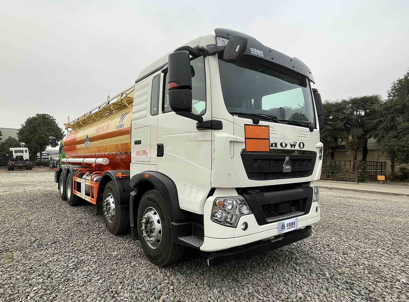 華威馳樂牌SGZ5320GZWZZ6T5雜項(xiàng)危險(xiǎn)物品罐式運(yùn)輸車公告圖片