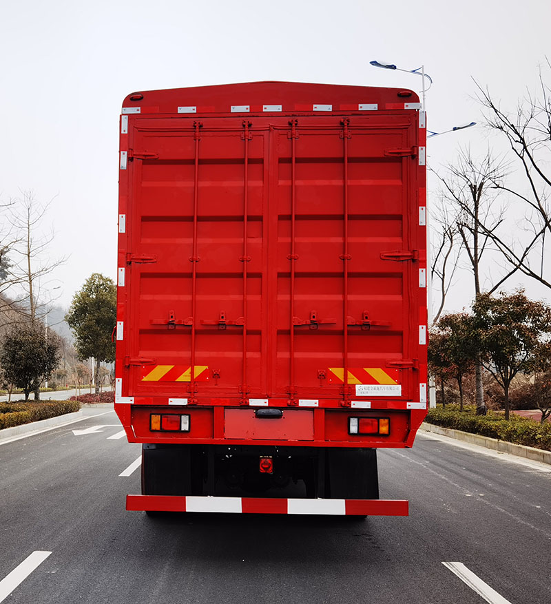 三龍龍江牌CZW5250CCYE62倉(cāng)柵式運(yùn)輸車(chē)公告圖片