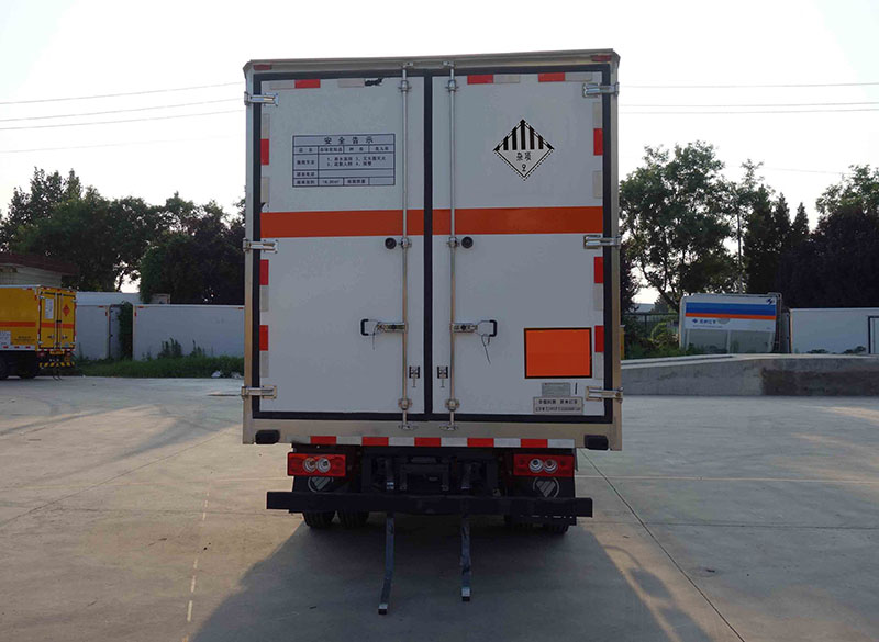 紅宇牌HYJ5040XZW-BJ雜項(xiàng)危險(xiǎn)物品廂式運(yùn)輸車公告圖片