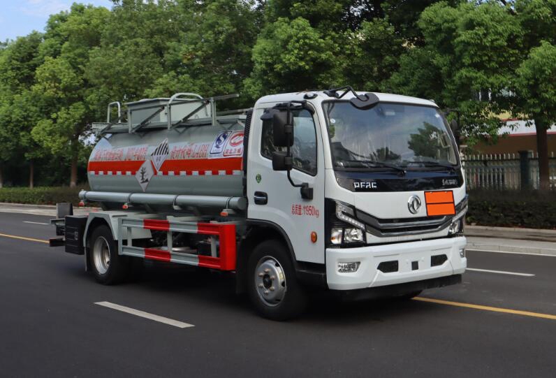 中汽力威牌HLW5120GZWEQ6雜項(xiàng)危險(xiǎn)物品罐式運(yùn)輸車公告圖片