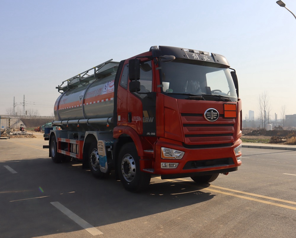 中汽力威牌HLW5265GFWC6腐蝕性物品罐式運(yùn)輸車公告圖片