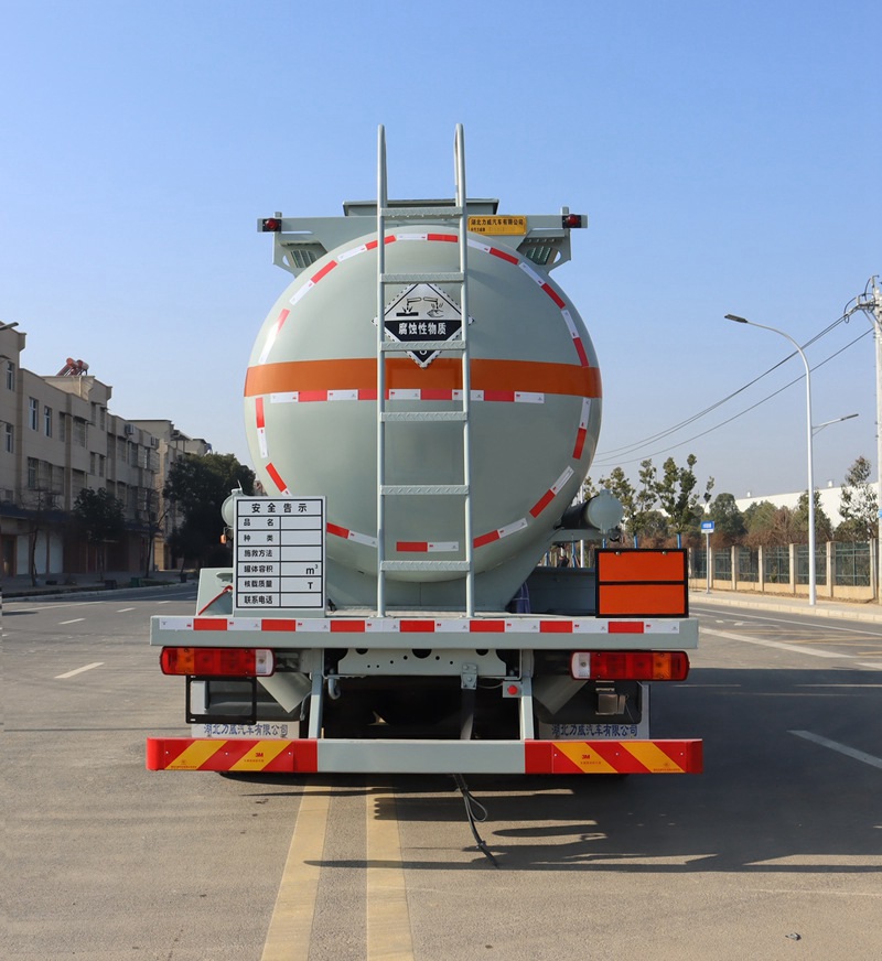 中汽力威牌HLW5265GFWC6腐蝕性物品罐式運(yùn)輸車公告圖片