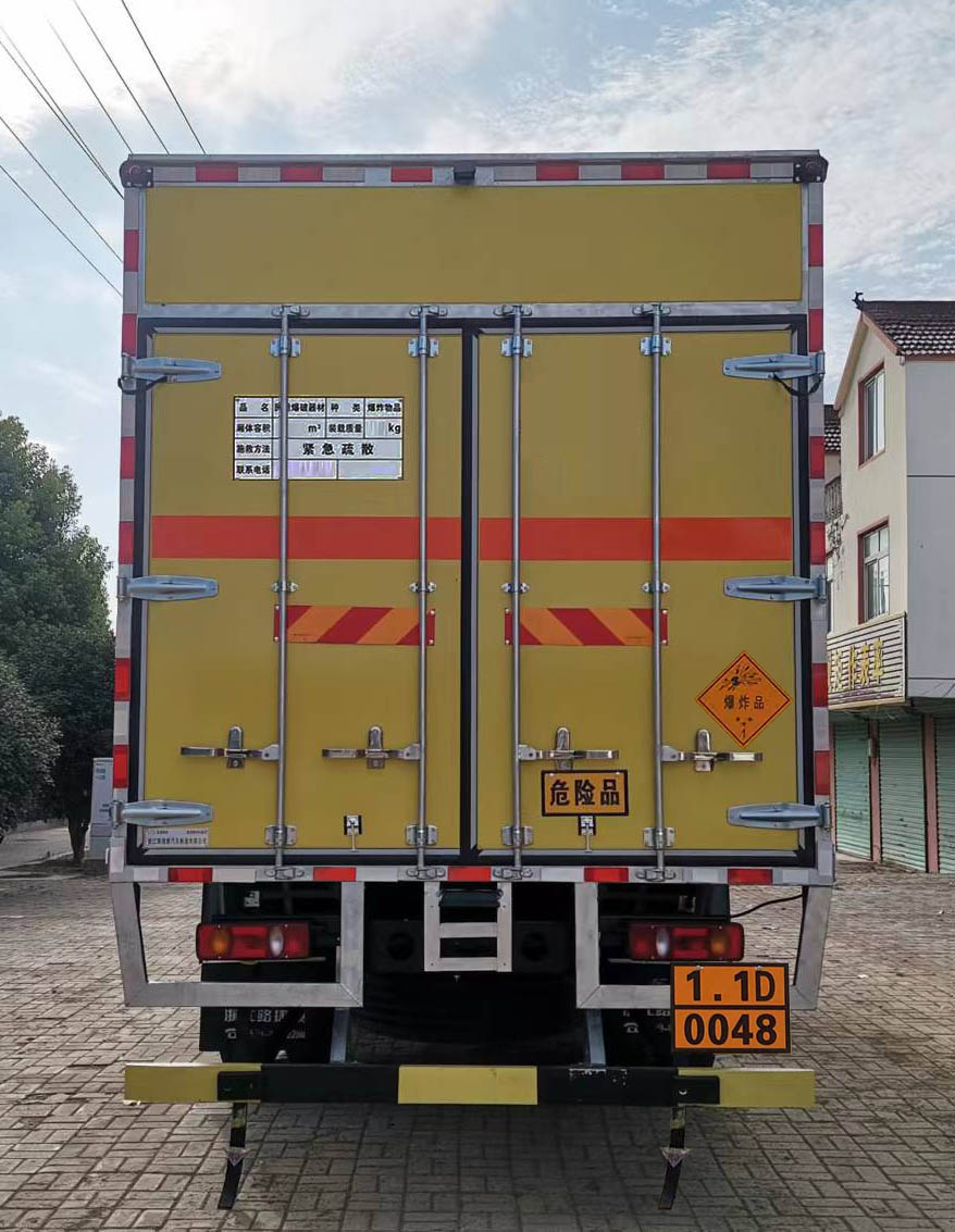 路捷順牌ULC5181XQYD6爆破器材運(yùn)輸車公告圖片