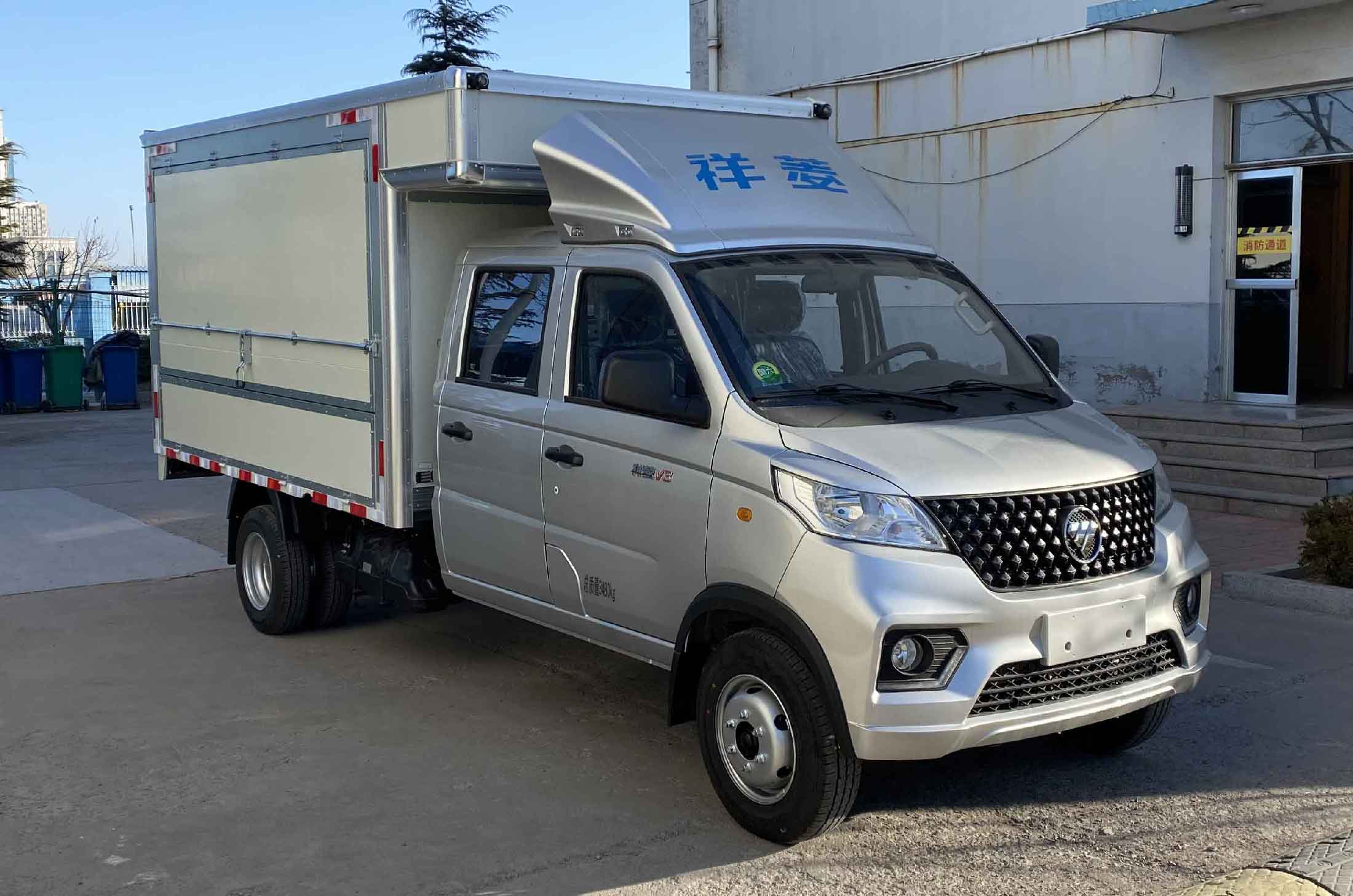 福田牌BJ5030XYK4AV8-42翼開啟廂式車公告圖片