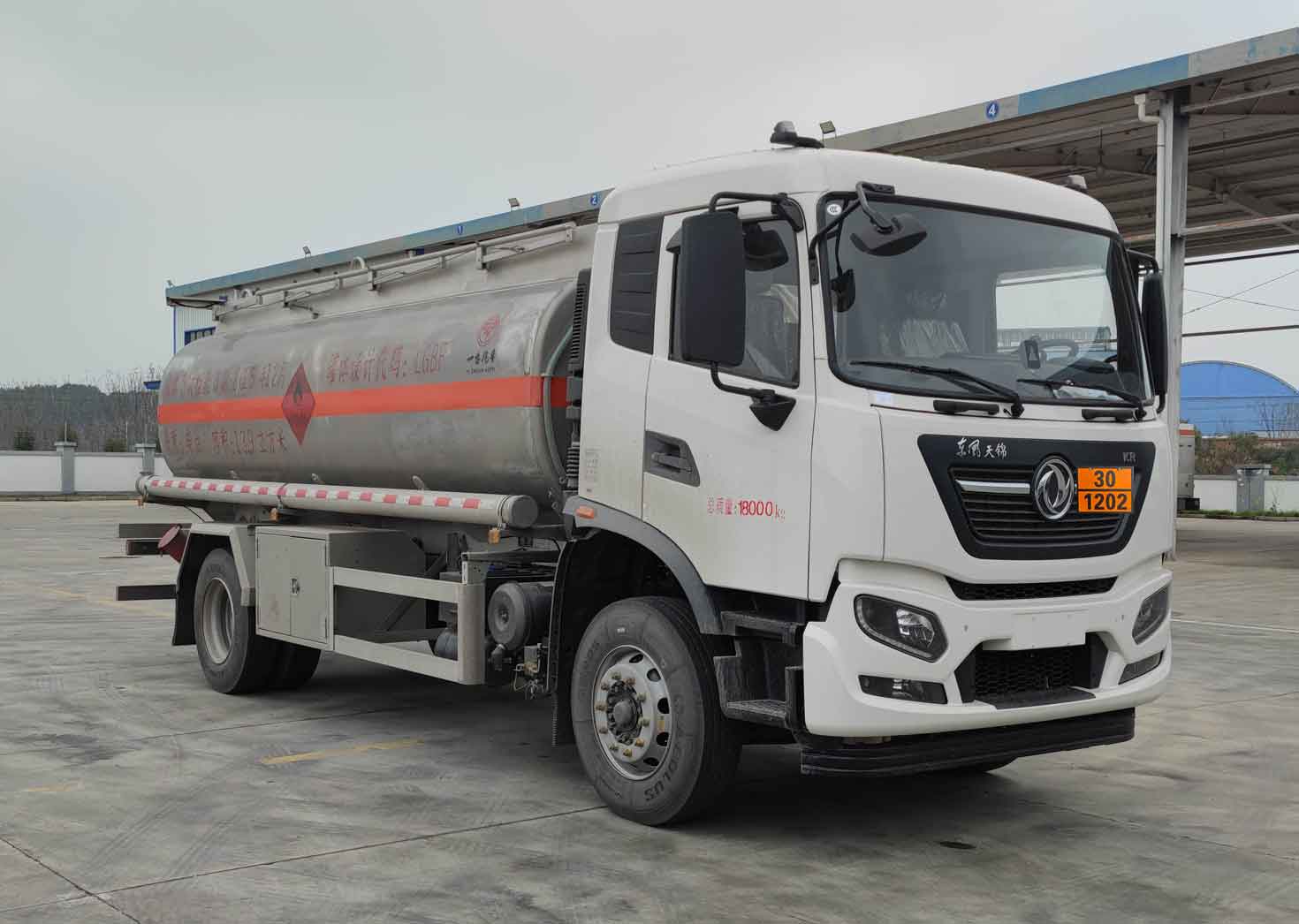 專(zhuān)致牌YZZ5181GYYLD6鋁合金運(yùn)油車(chē)公告圖片