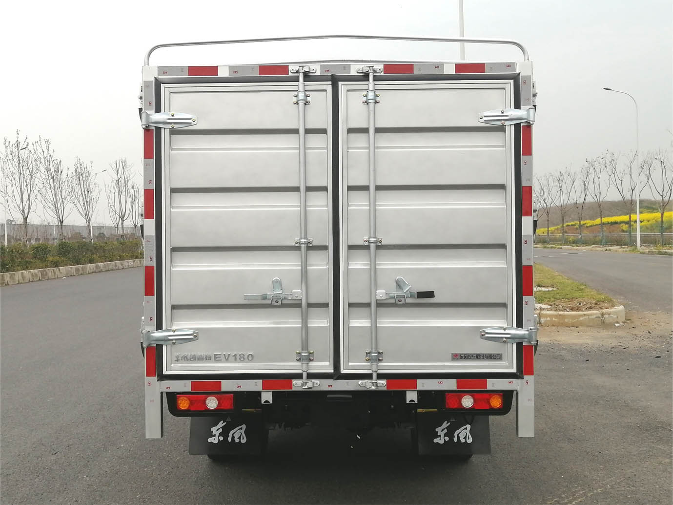東風(fēng)牌DFA5030CCYDBEV純電動倉柵式運輸車公告圖片