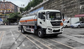 易燃液体罐式运输车