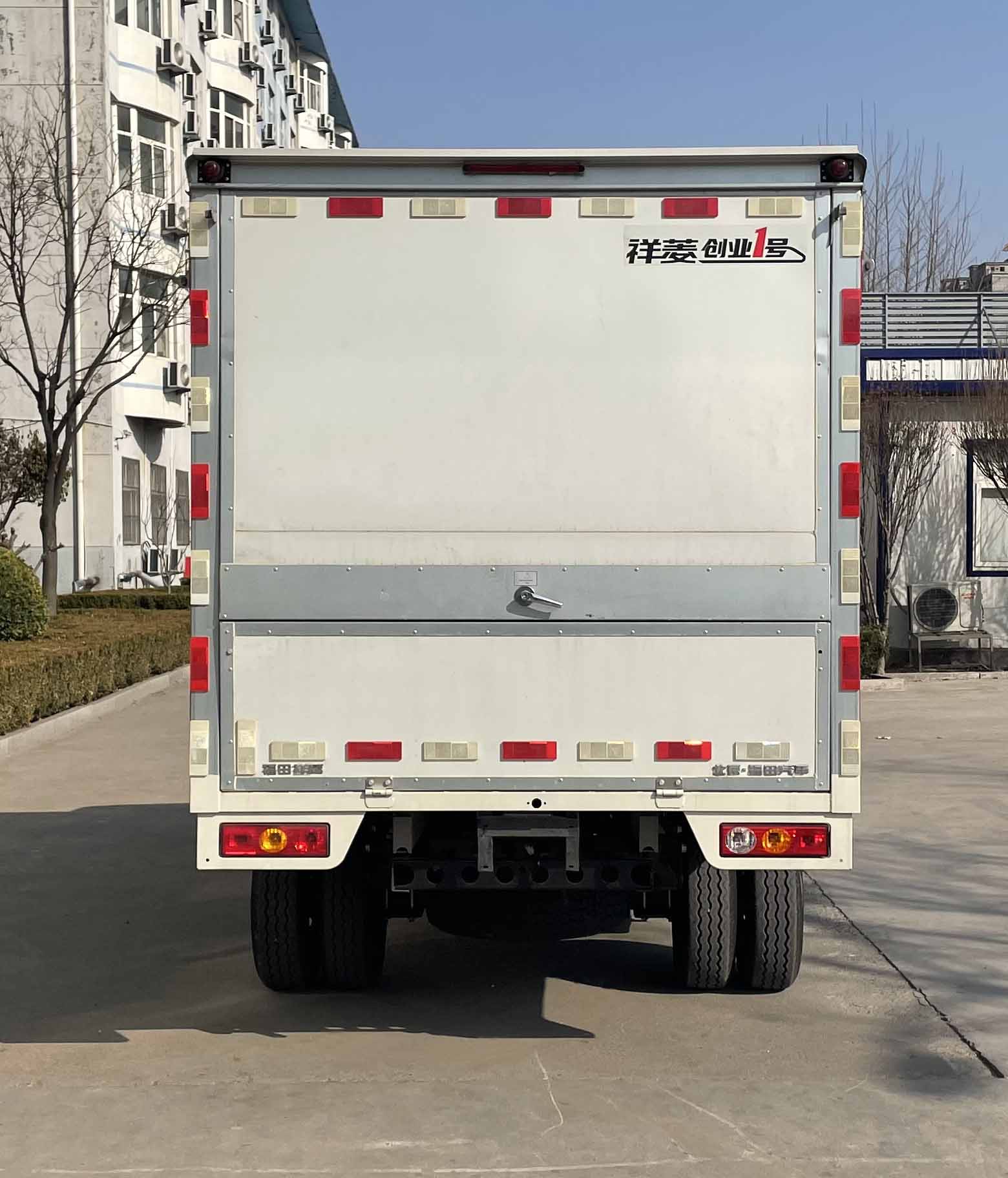 福田牌BJ5030XYK3AV8-44翼開啟廂式車公告圖片