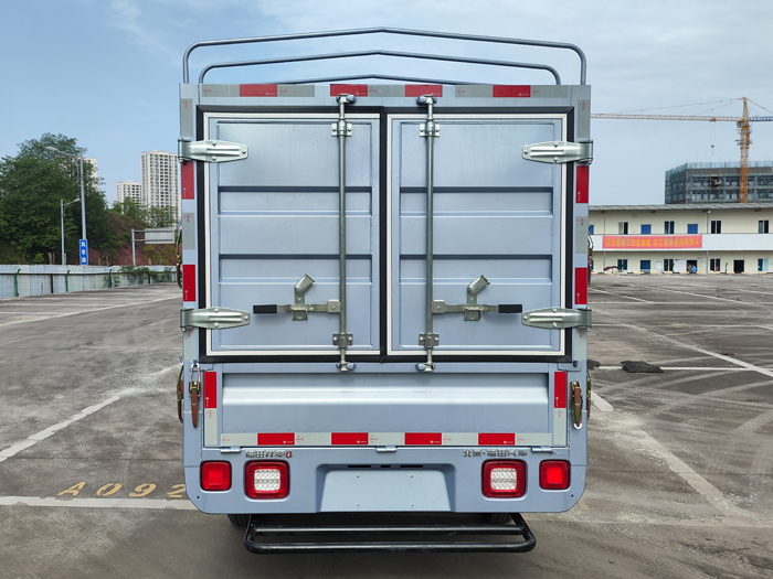 福田牌BJ5030CCY4JV6-73倉(cāng)柵式運(yùn)輸車(chē)公告圖片