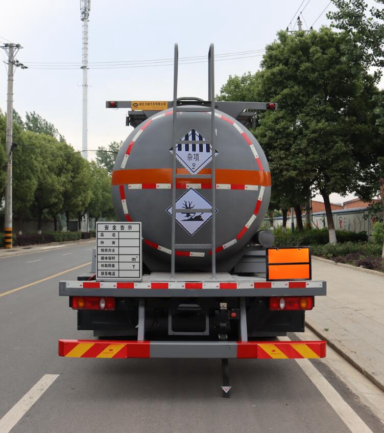 中汽力威牌HLW5261GZWDF6雜項(xiàng)危險(xiǎn)物品罐式運(yùn)輸車公告圖片