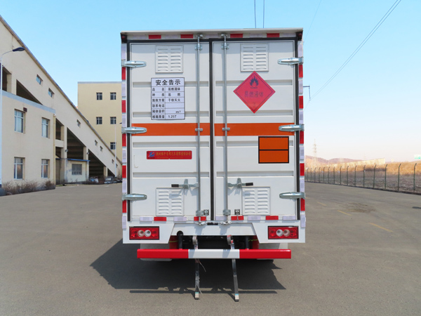 陸平機(jī)器牌LPC5040XRYB6易燃液體廂式運(yùn)輸車公告圖片