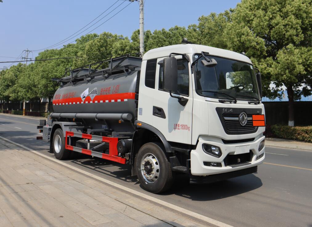 中汽力威牌HLW5181GZWDF6雜項(xiàng)危險(xiǎn)物品罐式運(yùn)輸車公告圖片