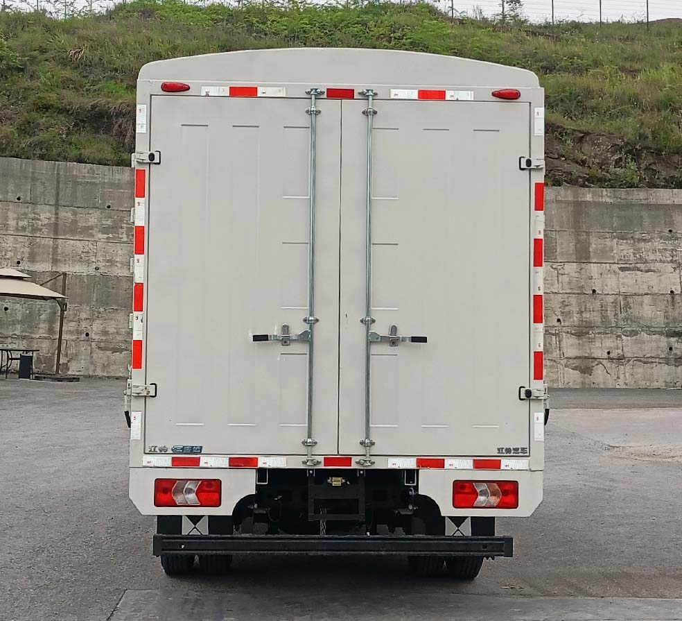 江鈴牌JX5044CCYTGC2BEV純電動(dòng)倉(cāng)柵式運(yùn)輸車(chē)公告圖片