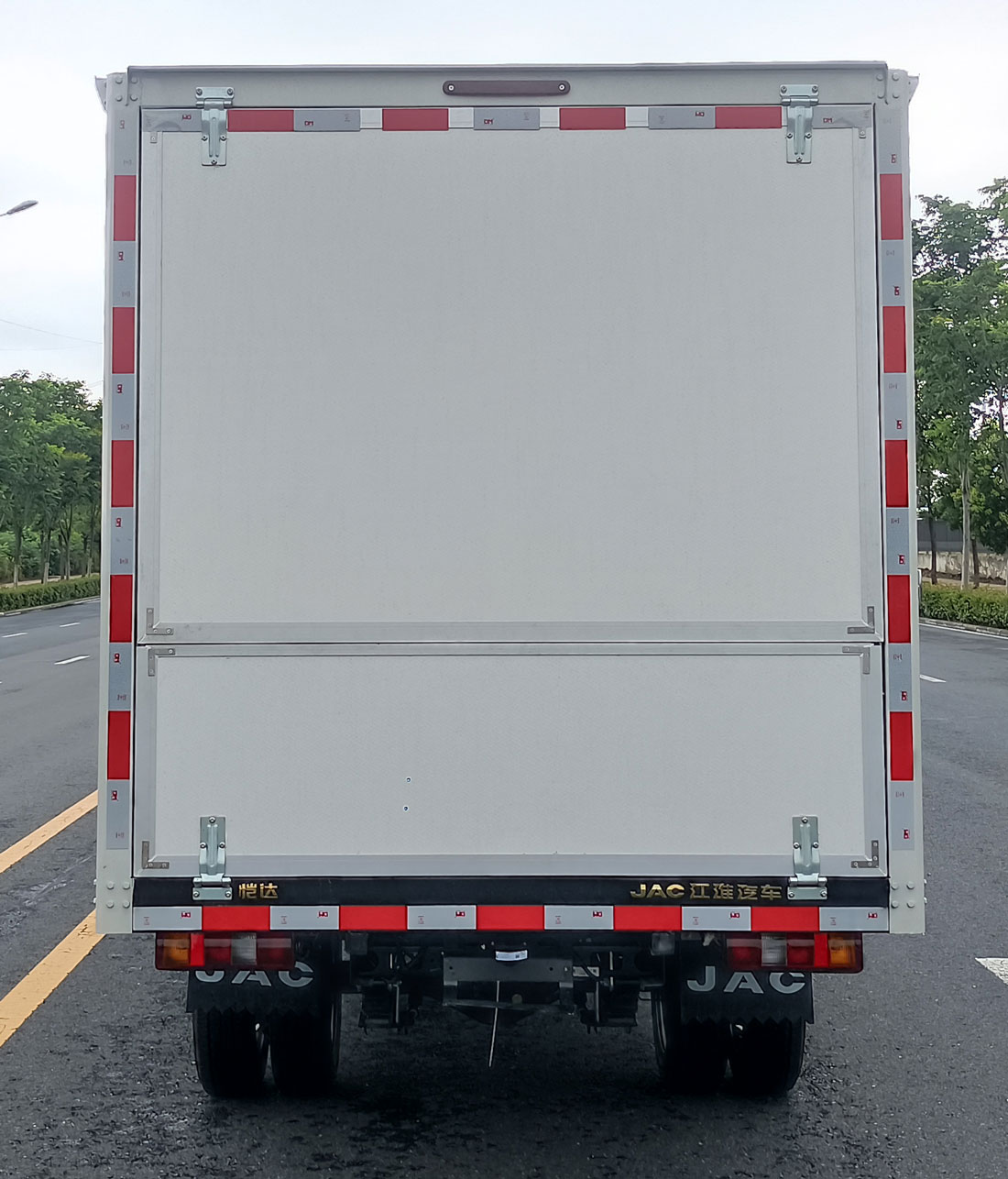 江淮牌HFC5030XYKPV4E6B4S-2翼開啟廂式車公告圖片