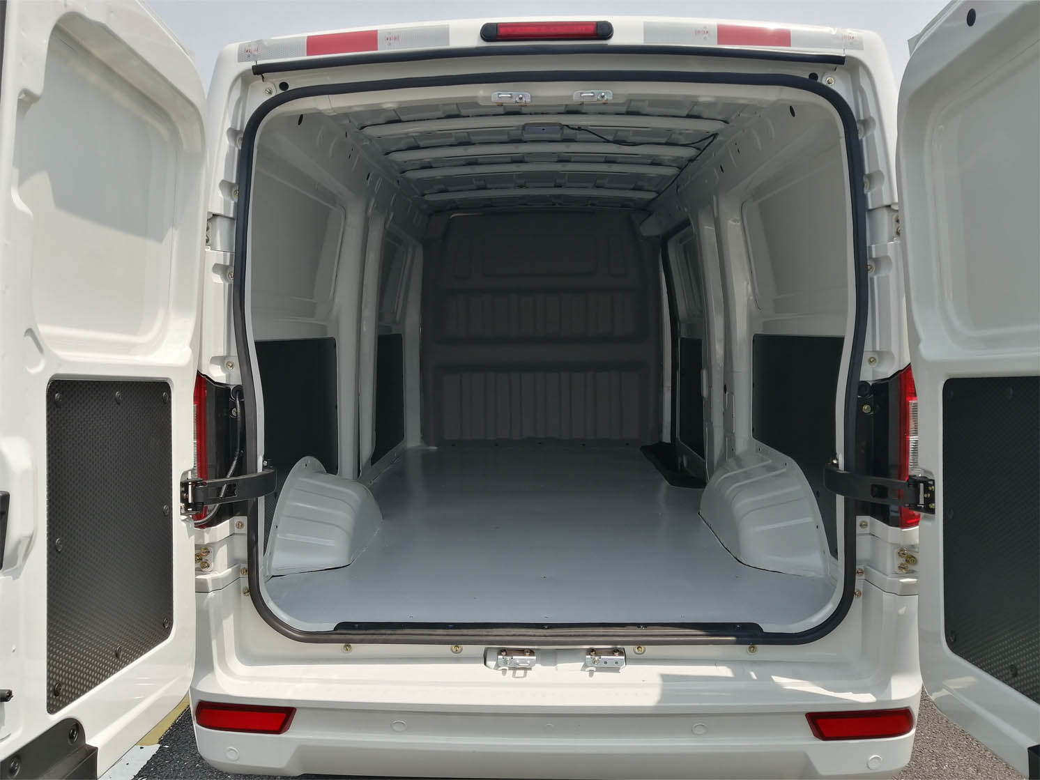 純電動(dòng)廂式運(yùn)輸車圖片