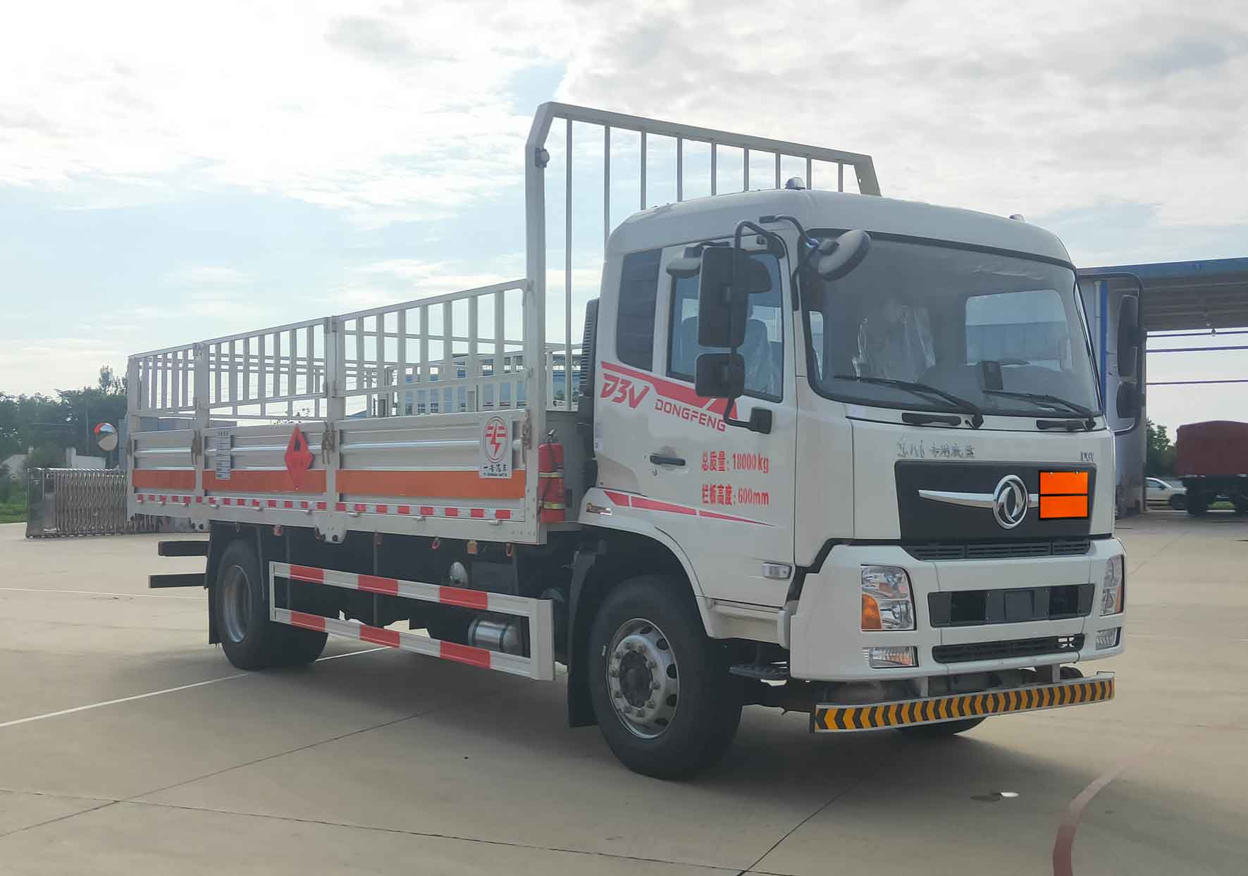 YZZ5183TQPDFV6型氣瓶運(yùn)輸車圖片