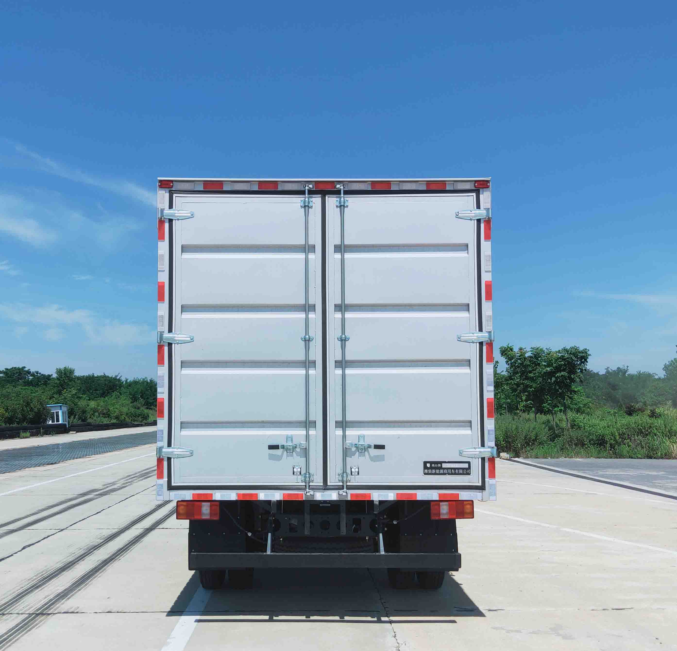 燕臺(tái)牌YTQ5081XXYKJ336廂式運(yùn)輸車(chē)公告圖片