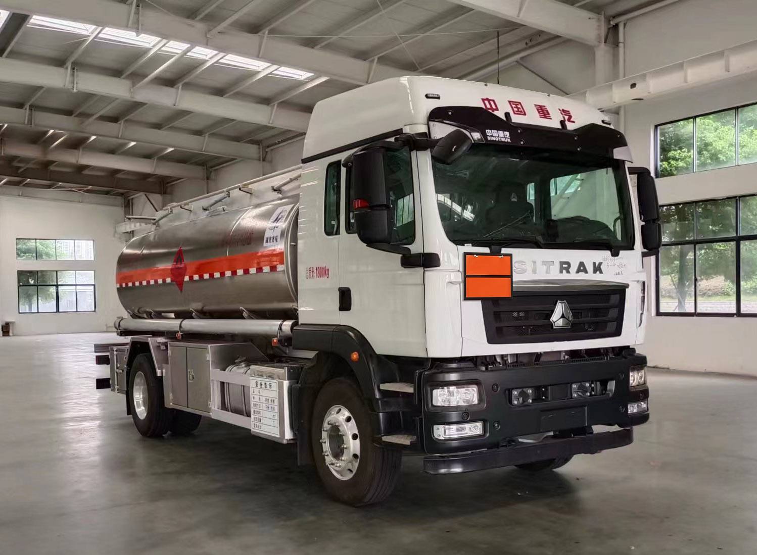 QXC5186GRYZ6型易燃液體罐式運輸車圖片