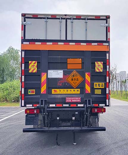 順風(fēng)智造牌SFZ5185XQYD6爆破器材運(yùn)輸車公告圖片