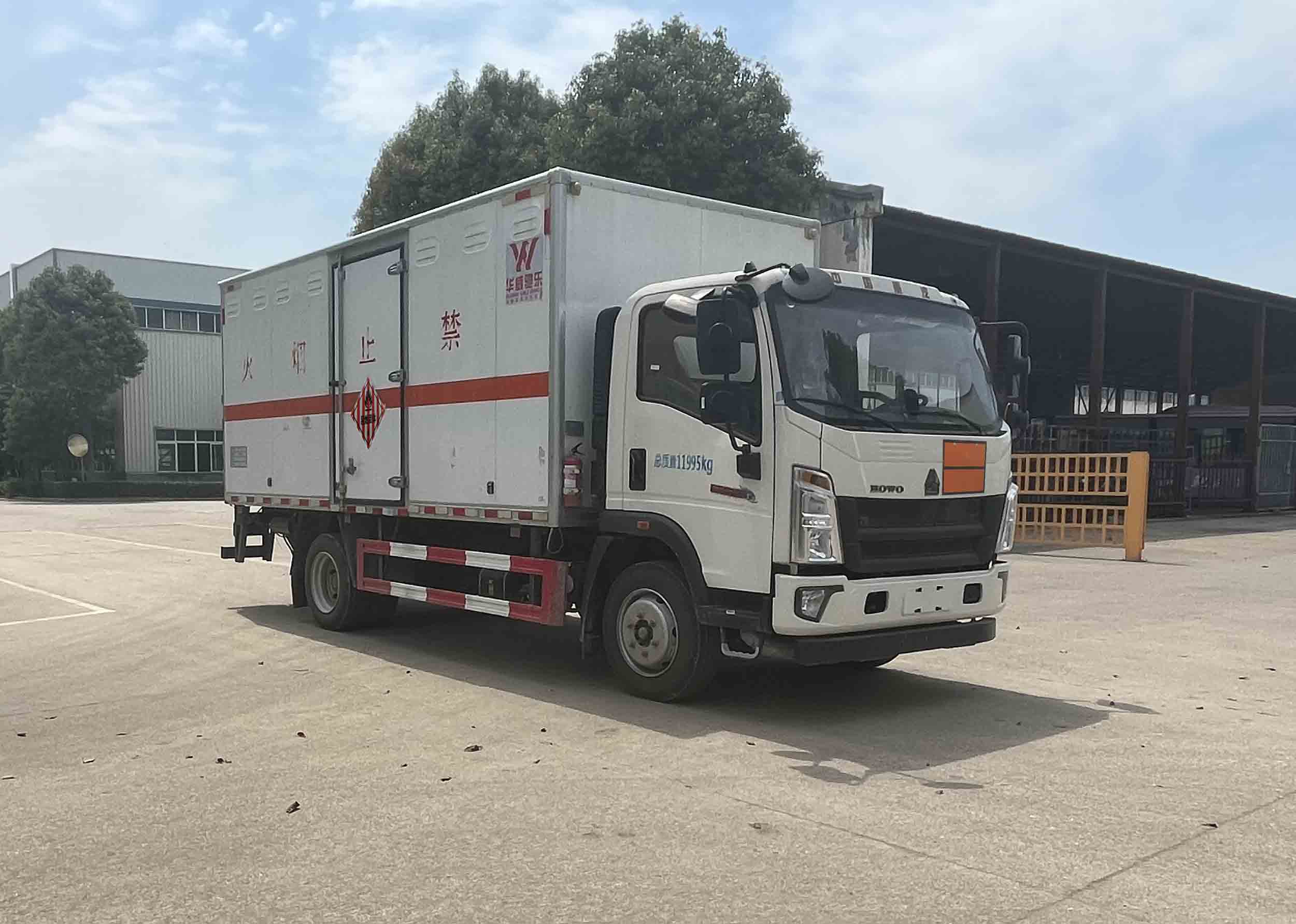 華威馳樂牌SGZ5120XRGZZ6易燃固體廂式運(yùn)輸車