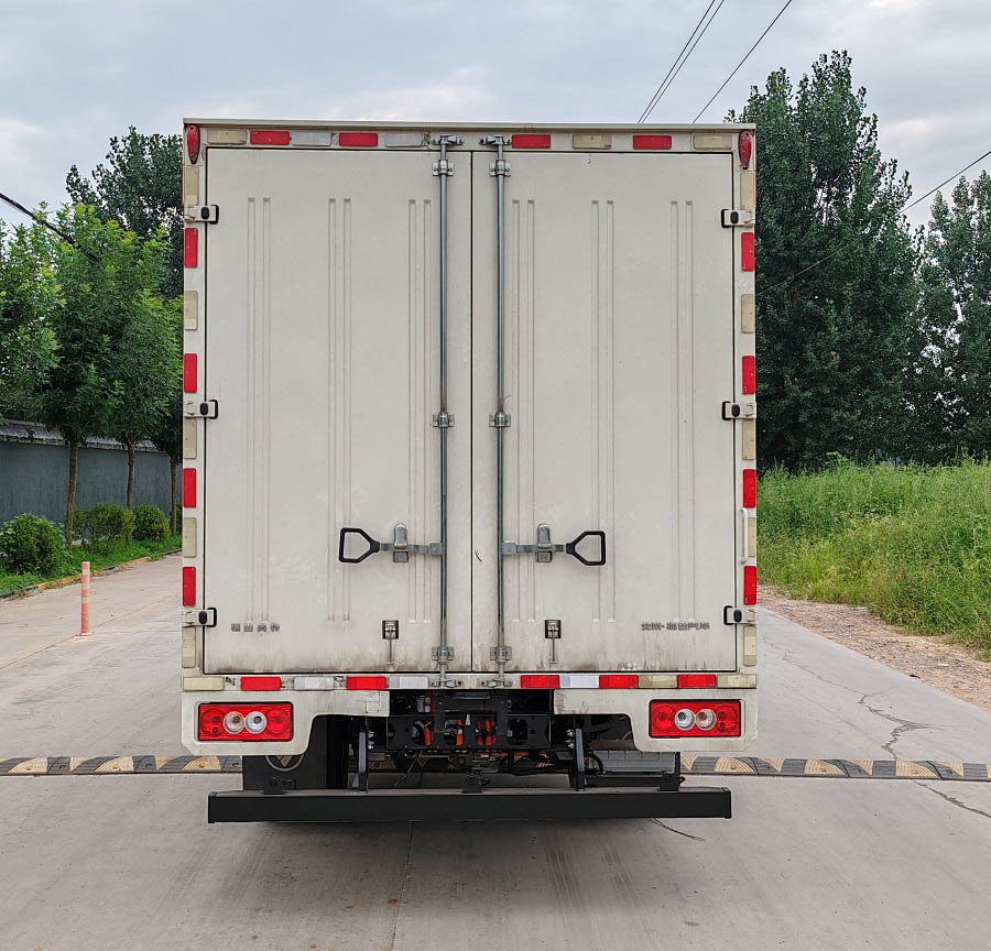 福田牌BJ5045XXYEV12純電動(dòng)廂式運(yùn)輸車(chē)公告圖片