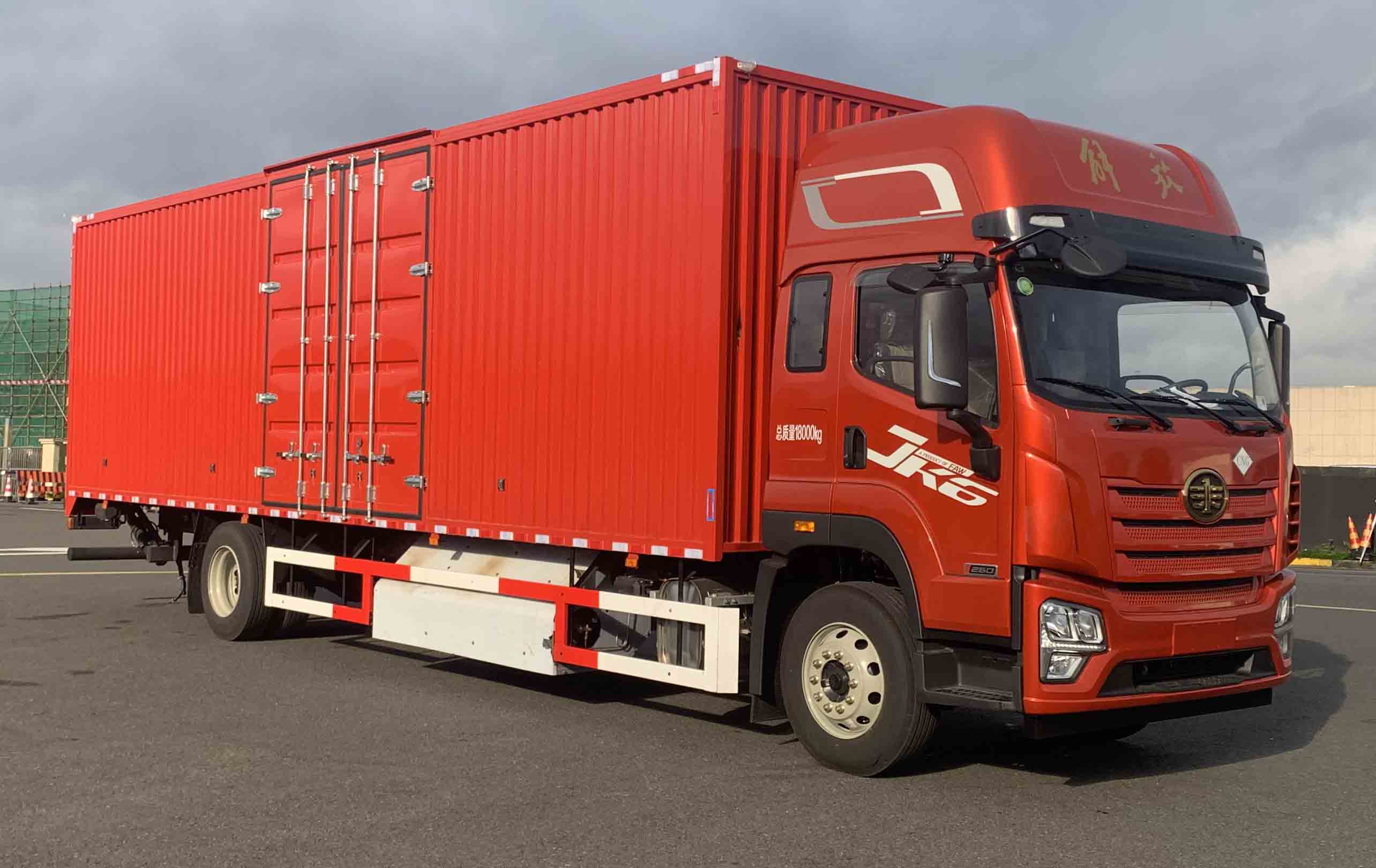 解放牌CA5180XXYP28K8L7NE6A90廂式運輸車公告圖片