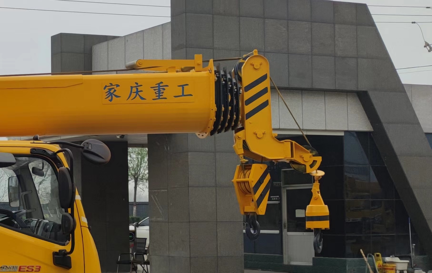 魯濟(jì)家慶牌LFV5110JQZBJ6汽車(chē)起重機(jī)公告圖片