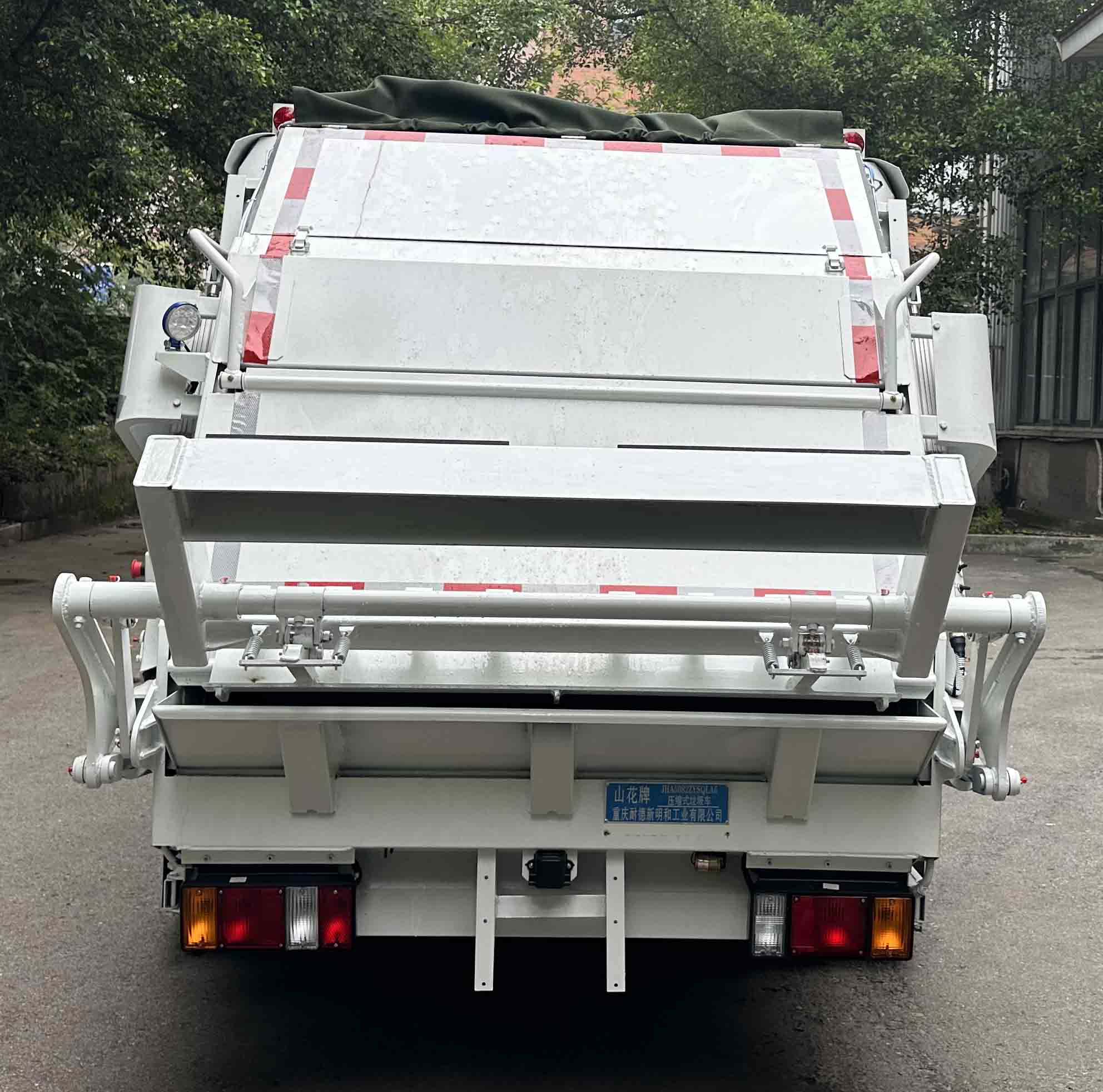 山花牌JHA5082ZYSQLA6壓縮式垃圾車(chē)公告圖片