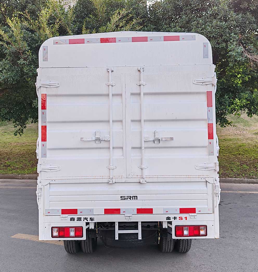 鑫源牌JKC5031CCYS6X2倉柵式運(yùn)輸車公告圖片