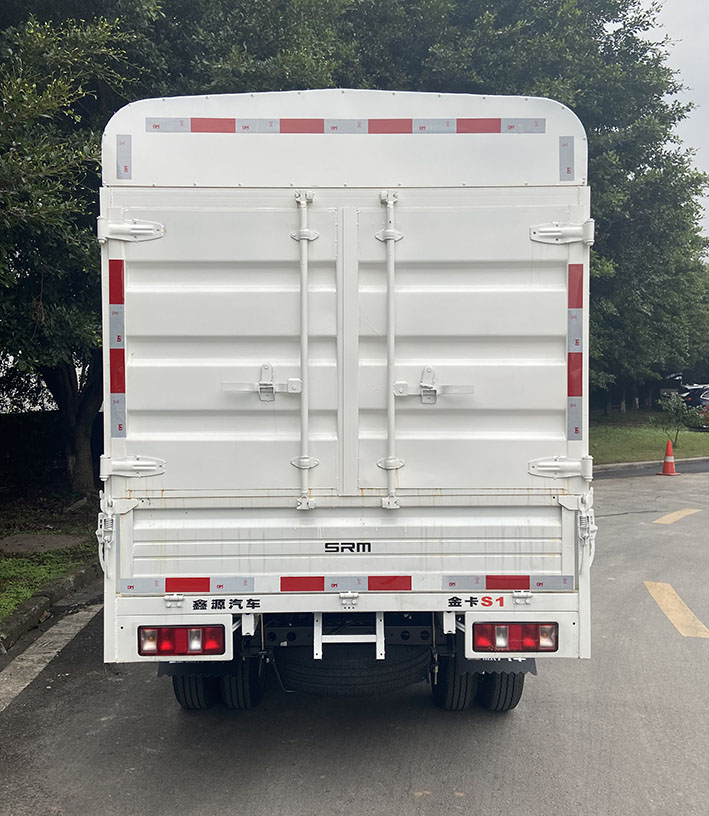 鑫源牌JKC5021CCYD6X2倉柵式運(yùn)輸車公告圖片