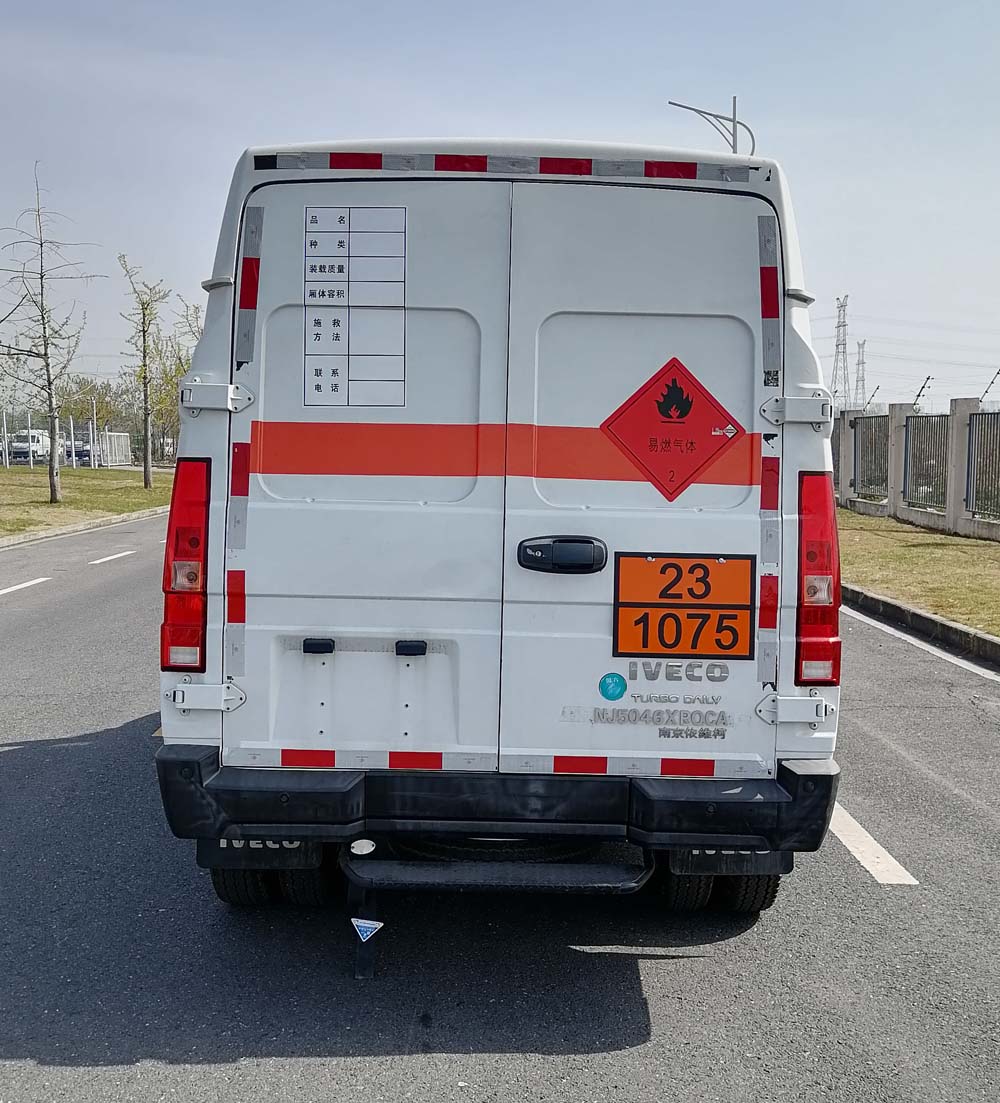 依維柯牌NJ5046XRQCA易燃?xì)怏w廂式運(yùn)輸車(chē)公告圖片