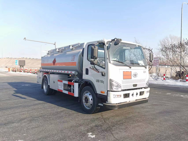 陸平機器牌LPC5122GJYC6加油車