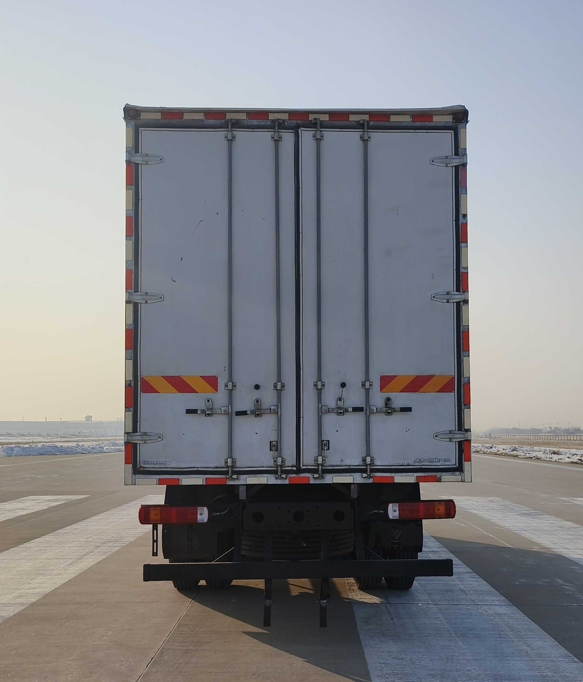 福田牌BJ5166XXY-1K廂式運輸車公告圖片