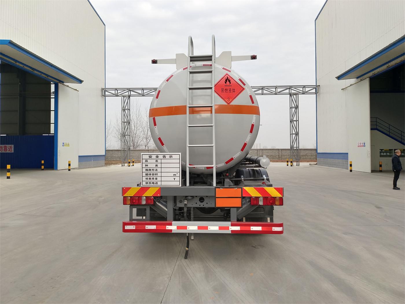 齊星牌QXC5263GRYZ6易燃液體罐式運(yùn)輸車公告圖片