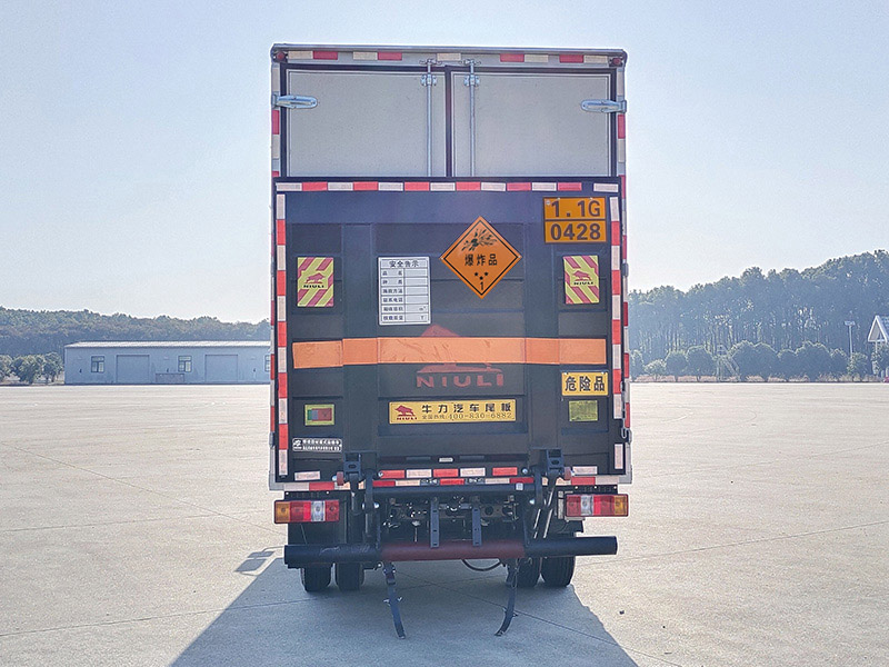 專威牌HTW5040XQYJE2爆破器材運(yùn)輸車公告圖片