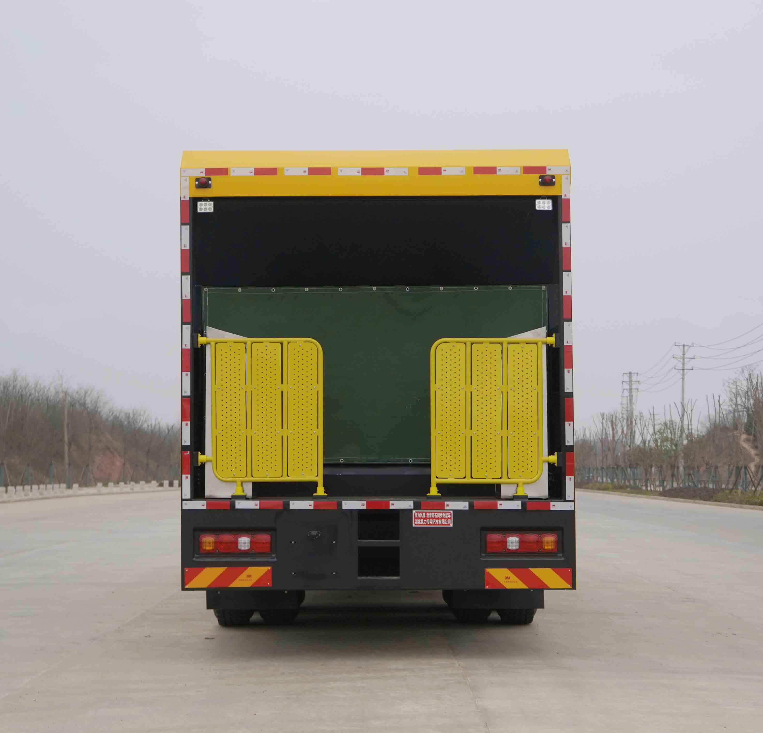 瀝青碎石同步封層車圖片