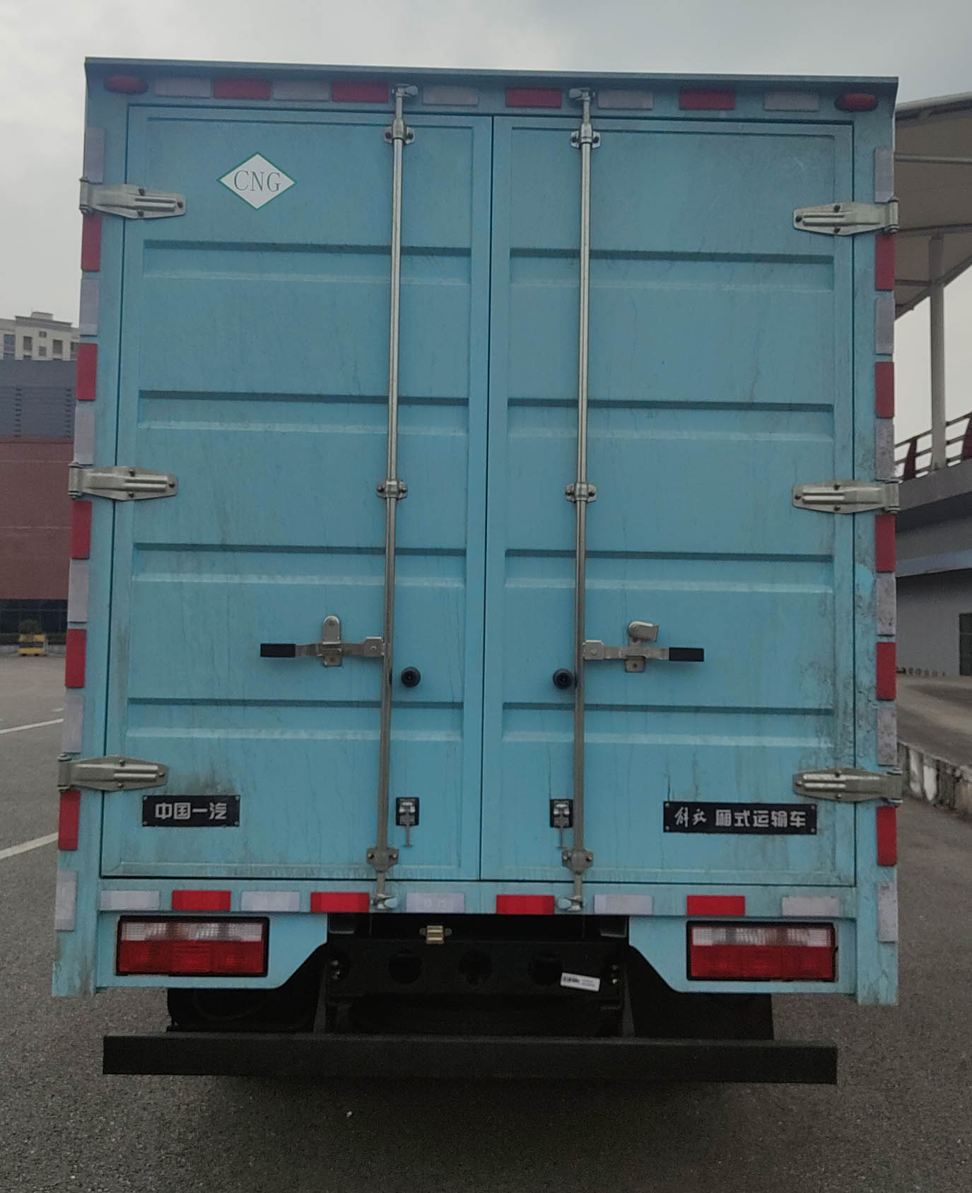 解放牌CA5040XXYP40M02L1NE6A84廂式運(yùn)輸車(chē)公告圖片