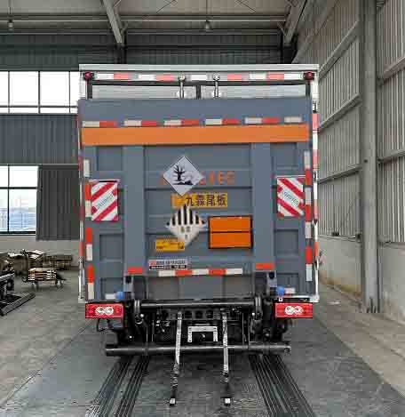 襄鑫鼎牌XDV5048XZWBJ6雜項(xiàng)危險(xiǎn)物品廂式運(yùn)輸車公告圖片