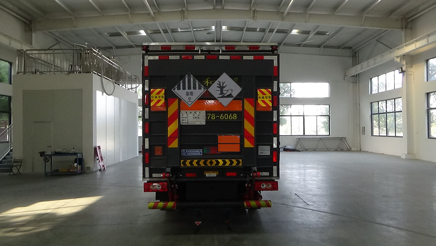 程力威牌CLW5040XZWCDP雜項(xiàng)危險(xiǎn)物品廂式運(yùn)輸車公告圖片