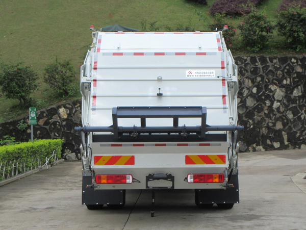 福龍馬牌FLM5180ZYSZJBEVK純電動(dòng)壓縮式垃圾車公告圖片