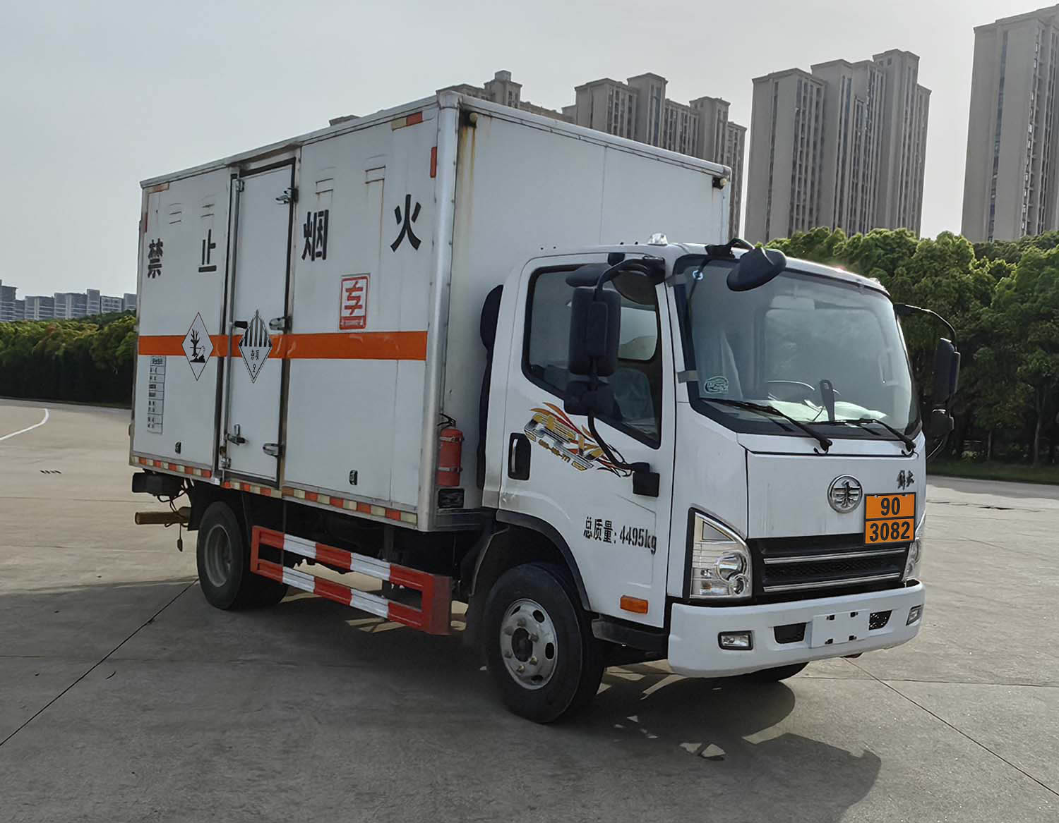 專威牌HTW5040XZWC6雜項危險物品廂式運輸車公告圖片