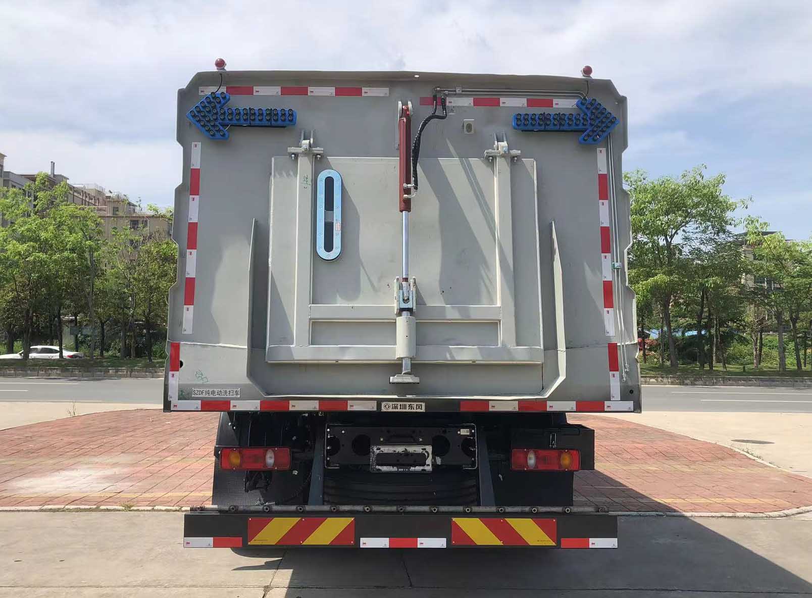 東風(fēng)牌EQ5181TXSSBEV純電動(dòng)洗掃車(chē)公告圖片