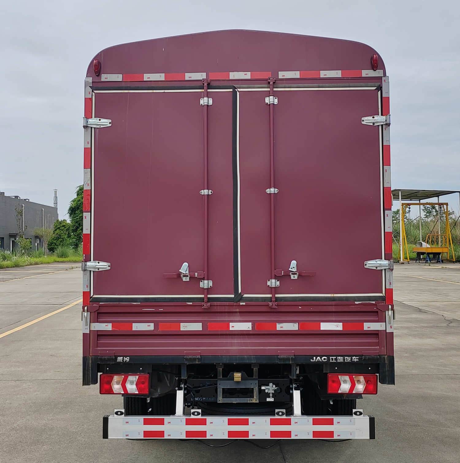 江淮牌HFC5043CCYEV4N純電動倉柵式運輸車公告圖片