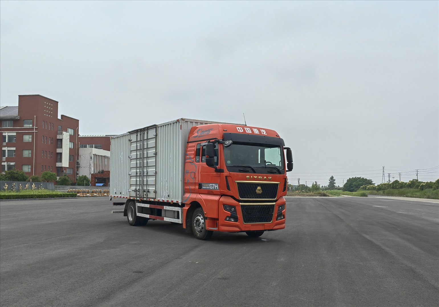 汕德卡牌ZZ5186XXYN501HF1廂式運(yùn)輸車(chē)公告圖片